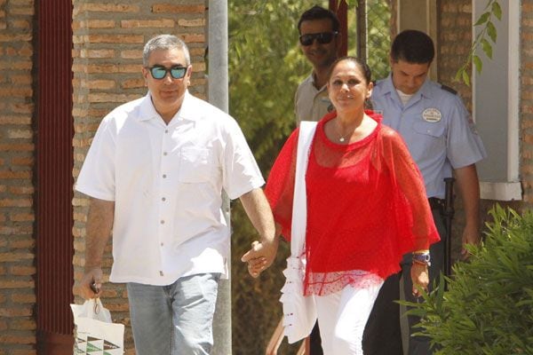 Isabel Pantoja de la mano de su hermano Agustín abandonaba la prisión muy sonriente y con gesto firme
