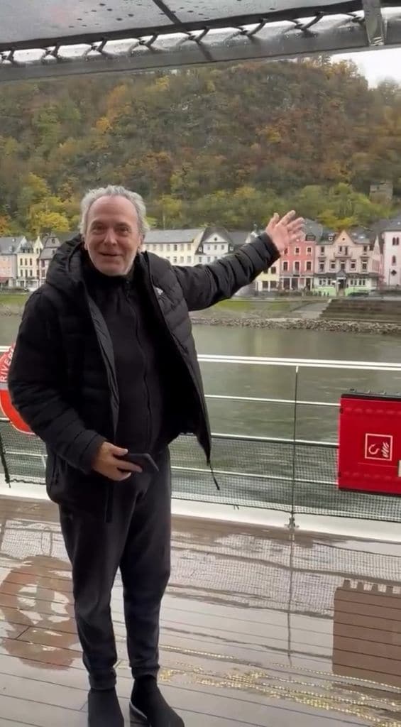 Plano entero de José Coronado posando en un barco