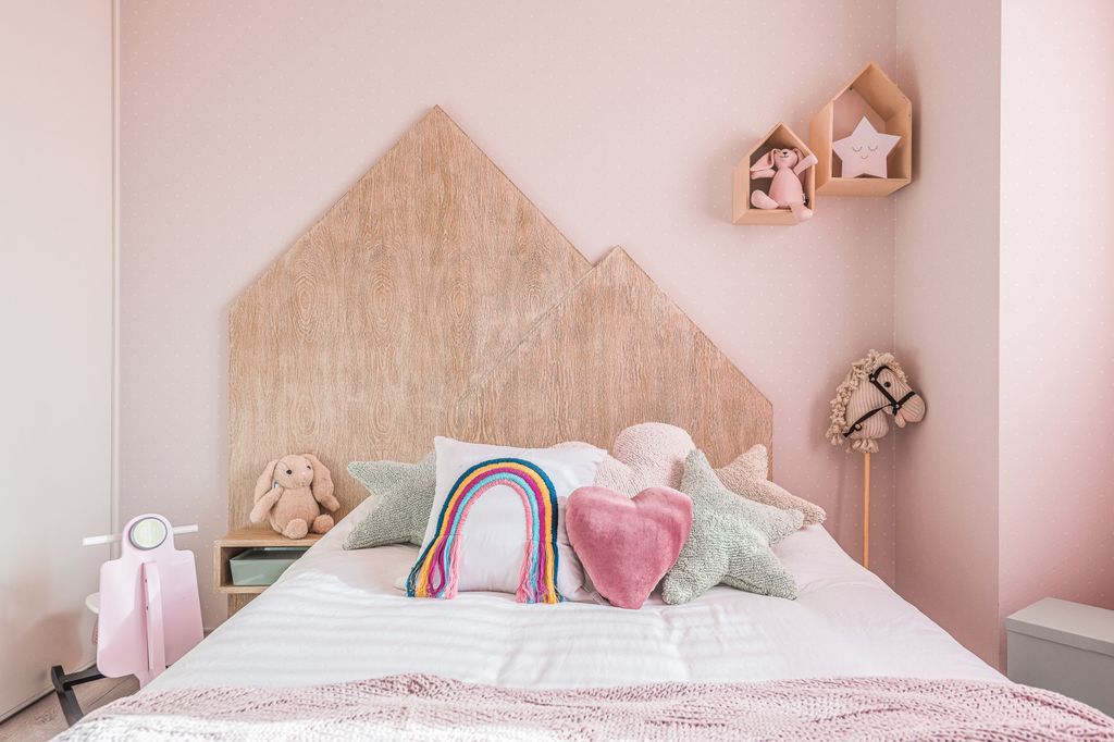 Cabecero de cama tipo casa, en una habitación infantil muy imaginativa