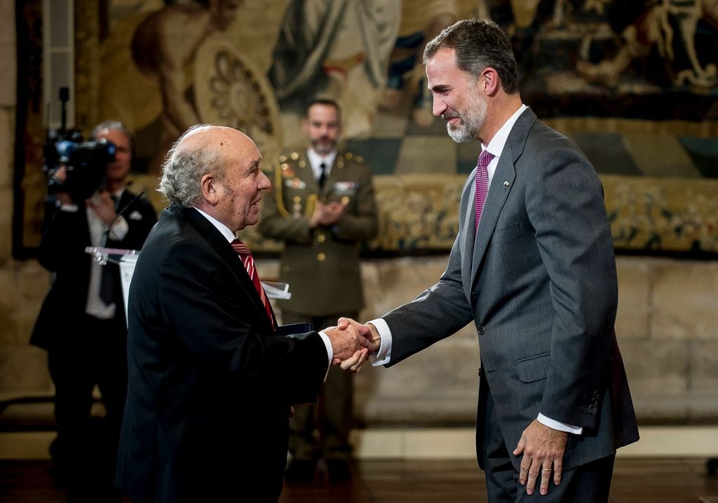 Don Felipe hace entrega del galardón al presidente de Honor del Grupo Antolín, José Antolín, del premio Reino de España a la trayectoria empresarial