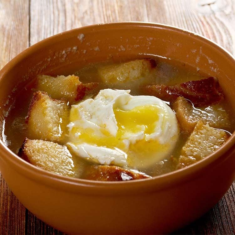 Sopa de ajo con pan y huevo