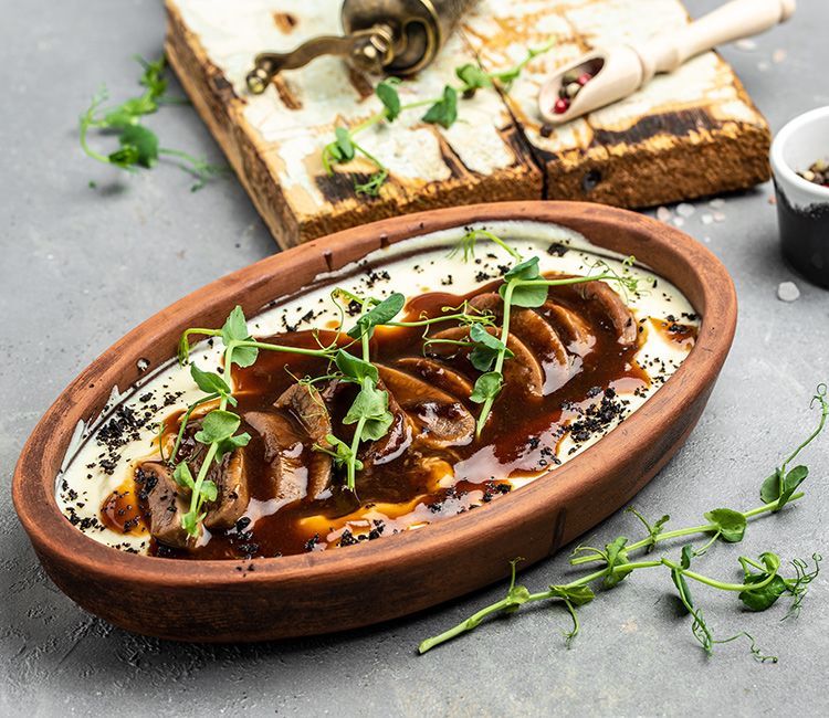 Solomillo de ternera en salsa con crema de patata y trufa