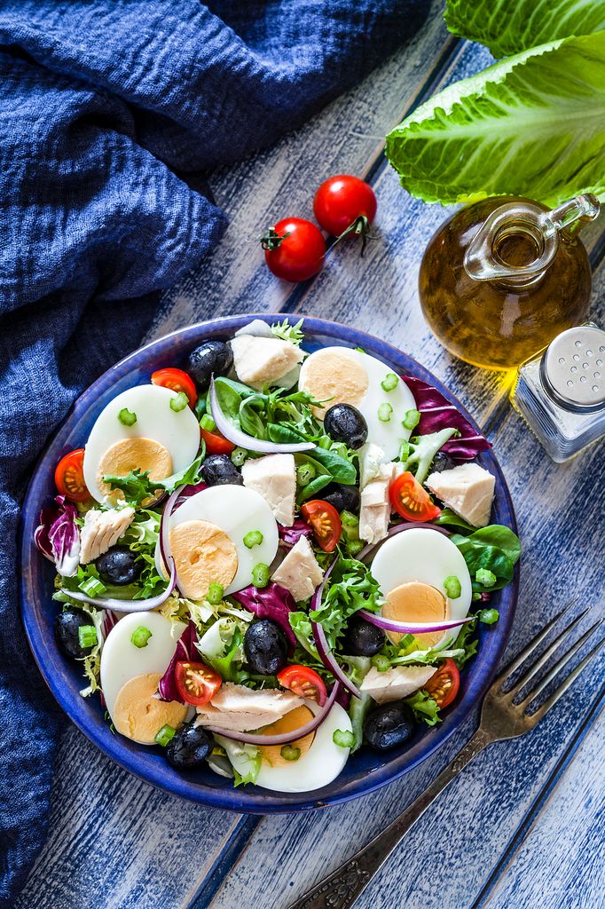 Ensalada con huevo, arándanos y plato azul