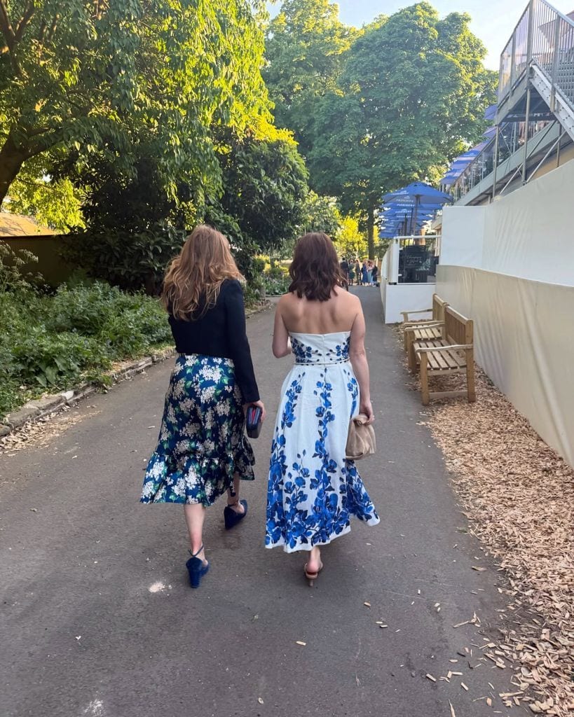 Las hermanas Beatriz y Eugenia lucieron vestidos florales en el Chelsea Flower Show.