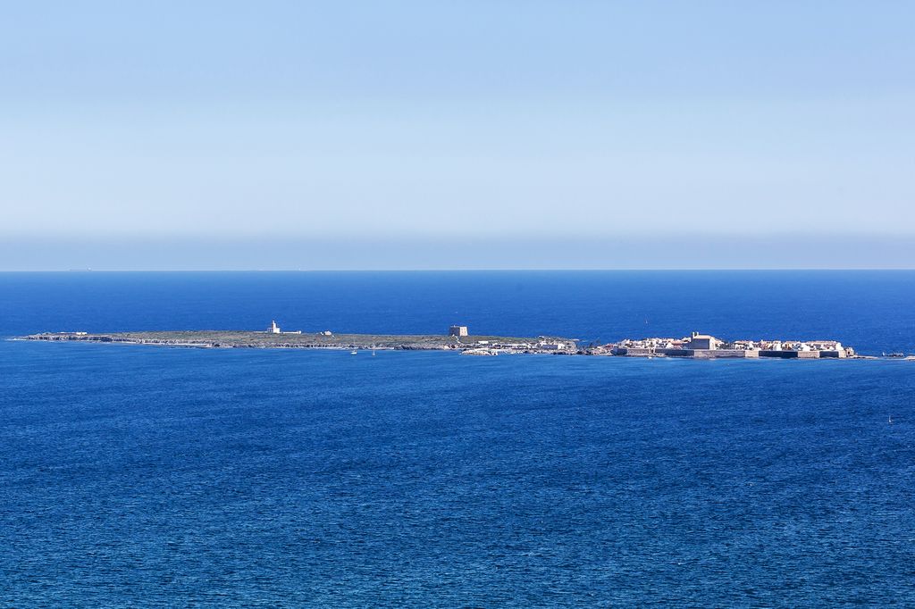 Situada frente a la costa de Alicante, Tabarca mide unos 1.800 metros de largo y apenas 400 de ancho, pero concentra una historia marcada por piratas, familias genovesas y murallas del siglo XVIII