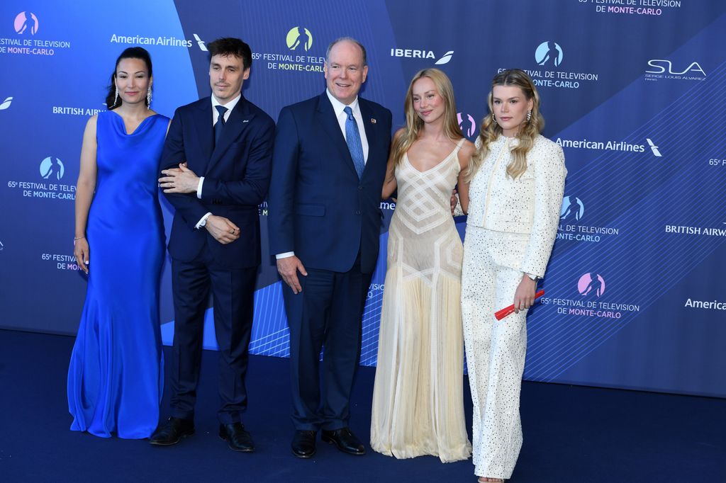Marie Ducruet, Louis Ducruet, el príncipe Alberto, Ester Expósito y Camille Gottlieb, momentos antes de iniciarse la gala