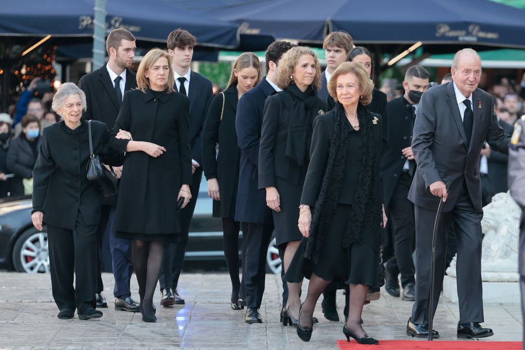 El rey Juan Carlos junto a la reina Sofía en el funeral del REY Constantino de Grecia