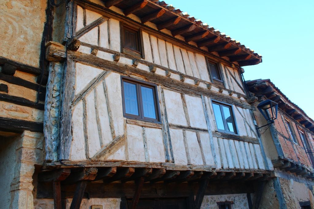 Calle empedrada de Calatañazor (Soria), un pueblo medieval construido con adobe, madera de sabina y técnicas tradicionales que aún hoy regulan el calor de forma natural.