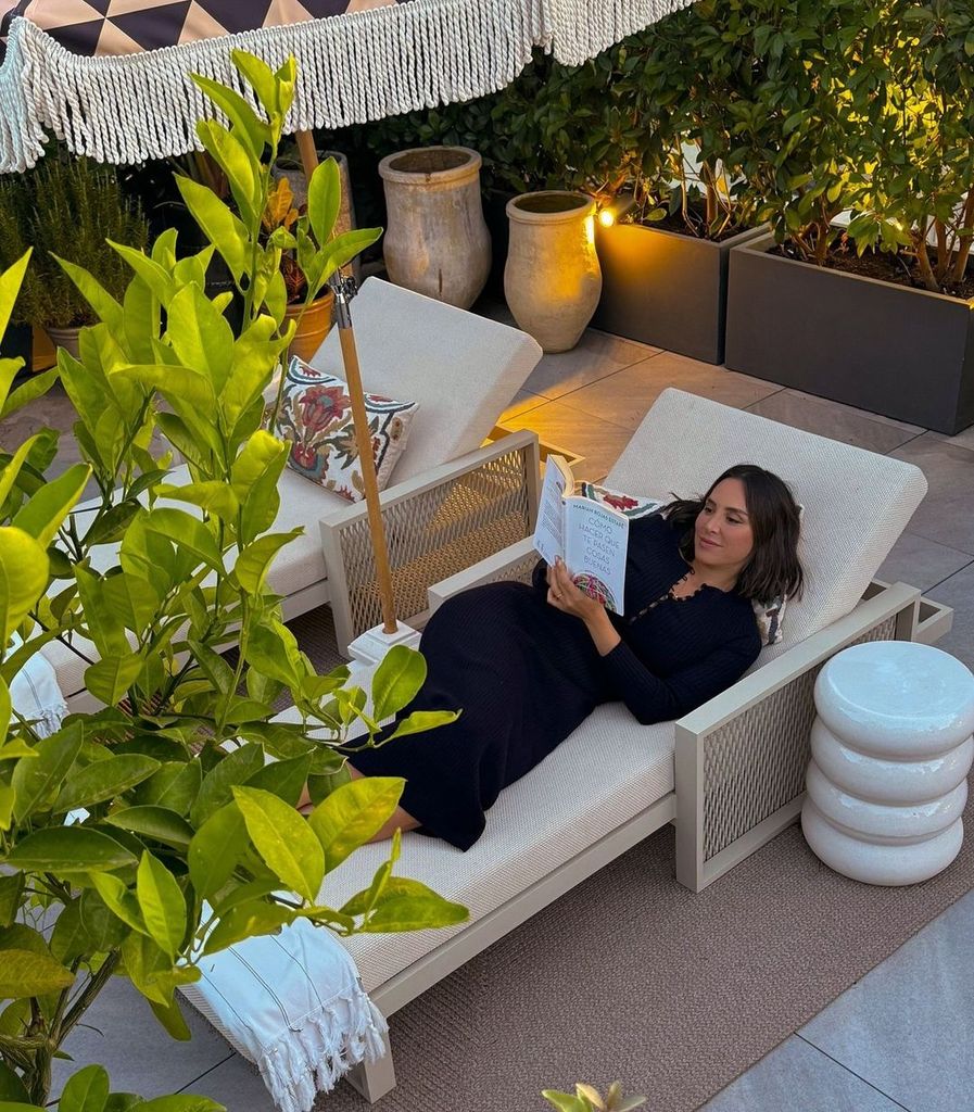 Tamara Falcó leyendo en la terraza de su casa