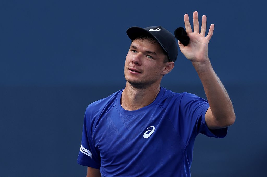 El tenista Kamil Majchrzak de Polonia celebra su victoria contra Karen Khachanov en el US Open