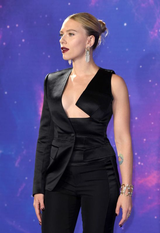 Scarlett Johansson con traje asimétrico negro