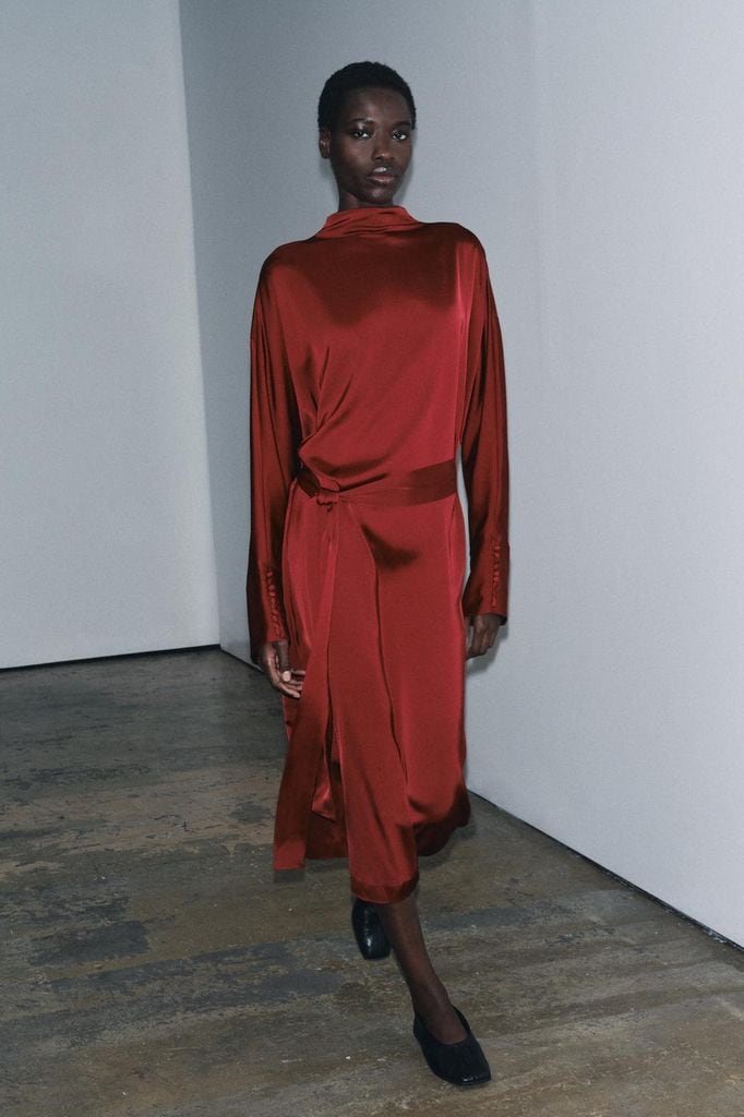 Vestido de invitada de invierno de Zara de color rojo con acabado satinado