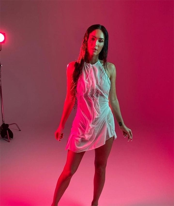 Todo sobre el vestido mojado de Shakira que conquistó a Megan Fox y Bella Hadid