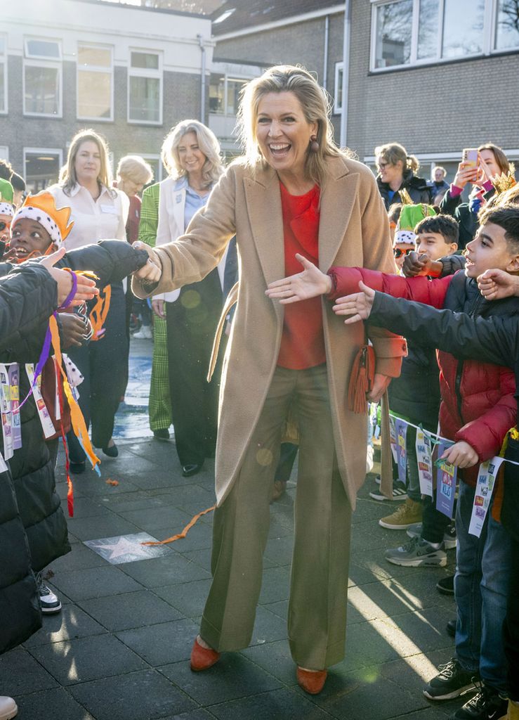 Máxima de Holanda desvela un truco de estilo infalible en su cita con la educación infantil