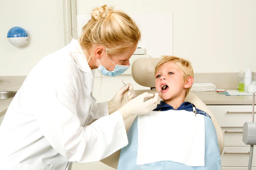 Niño en consulta del dentista