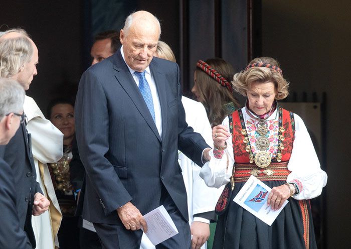 Los reyes Harald y Sonia de Noruega, en la confirmación de su nieto Sverre Magnus