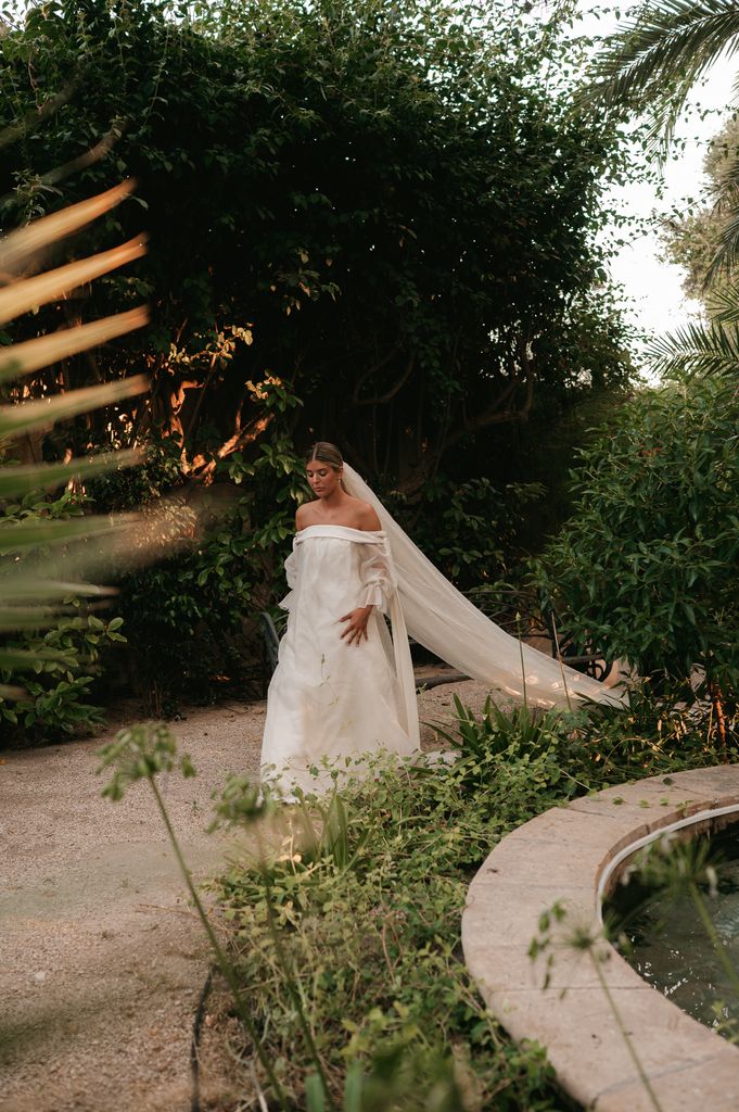 Vestido de novia con escote bardot de Calvente Atelier