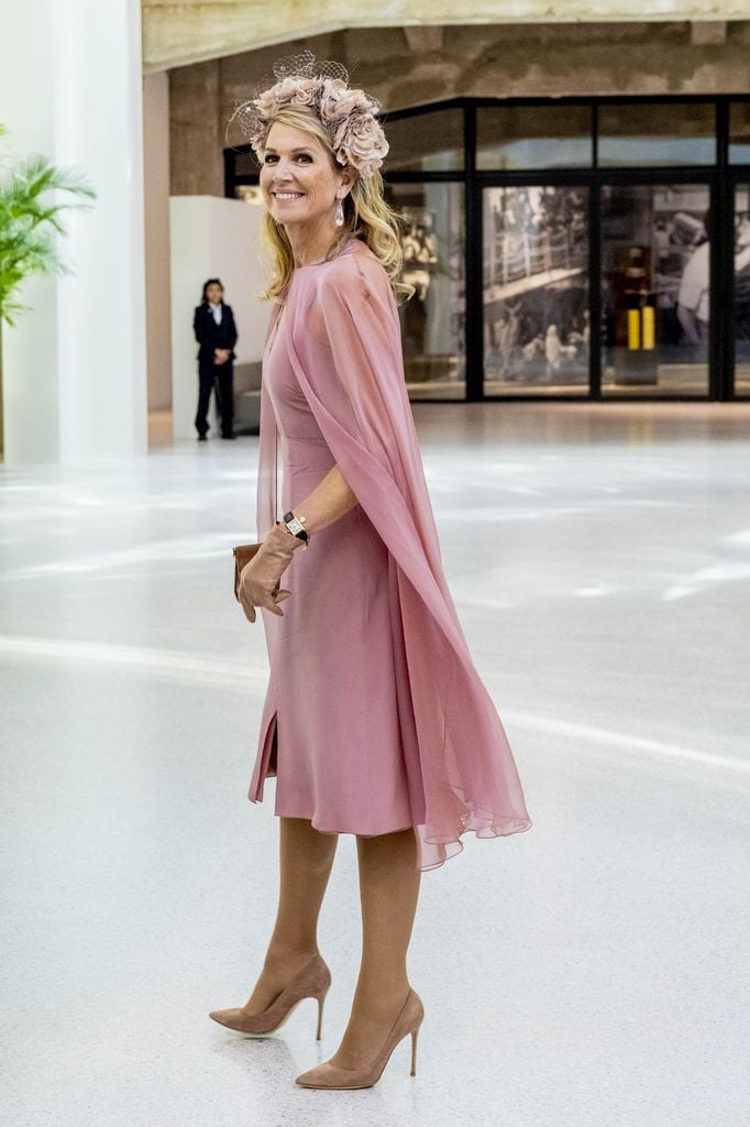 Algo con lo que la reina neerlandesa siempre sale es con su reloj Cartier, una pieza clásica que no desentona con ninguno de sus looks