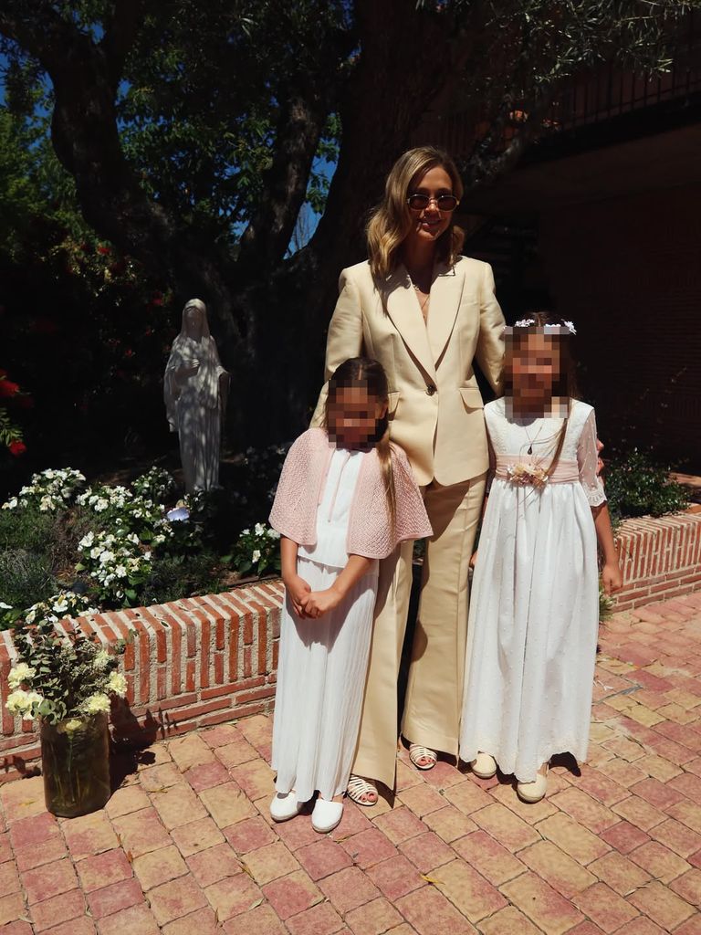 Carla Pereyra posando con sus dos hijas en la comunión de su primogénita, Francesca.