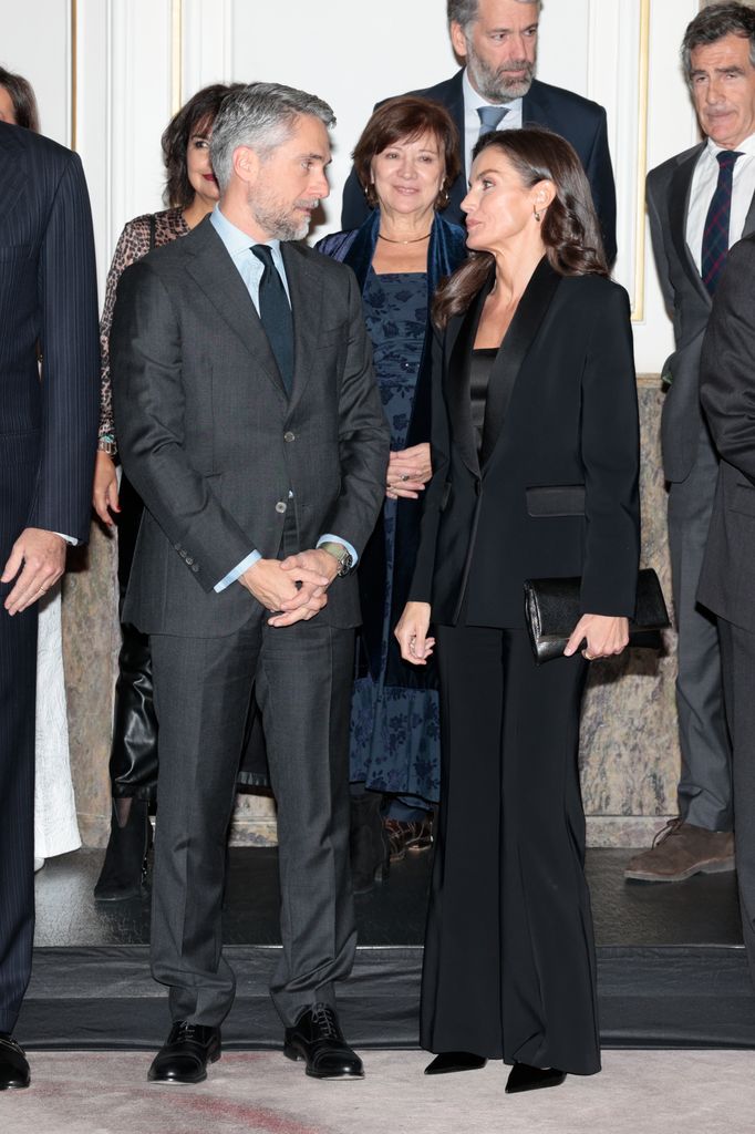 La reina Letizia hablando con un responsable de los premio Francisco Cerecedo