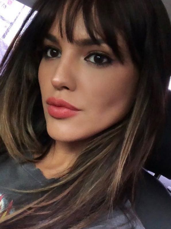 Eiza González con cambio de look flequillo abierto, despuntado y extensiones balayage 