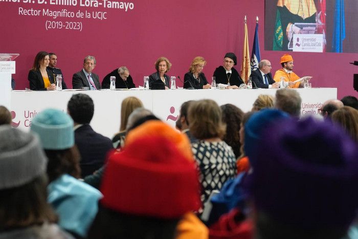 Doña Sofía durante la firma en el libro de honor de la Universidad Camilo José Cela
