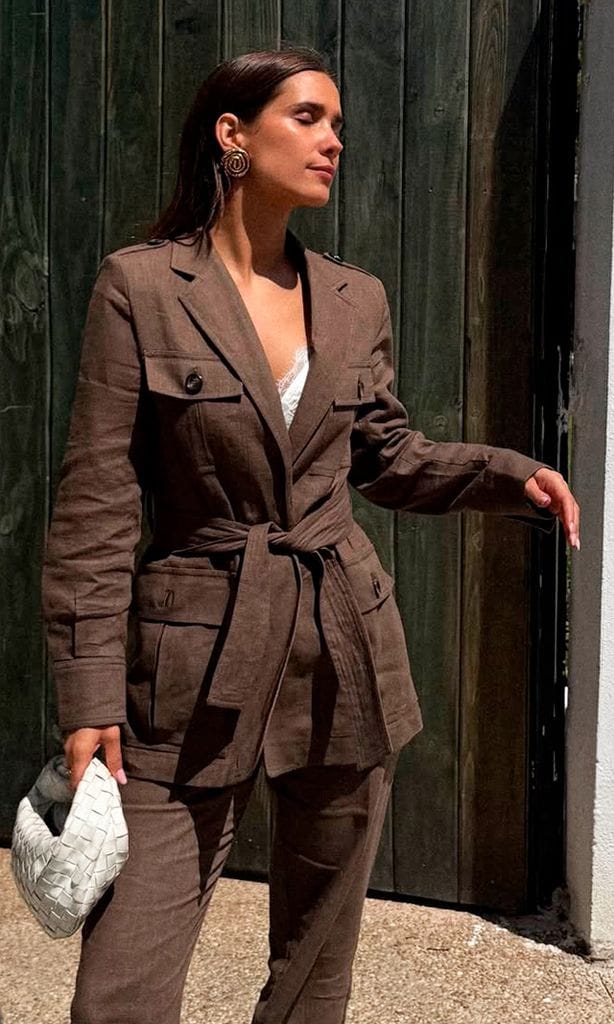 María Pombo con traje marrón para una comunión