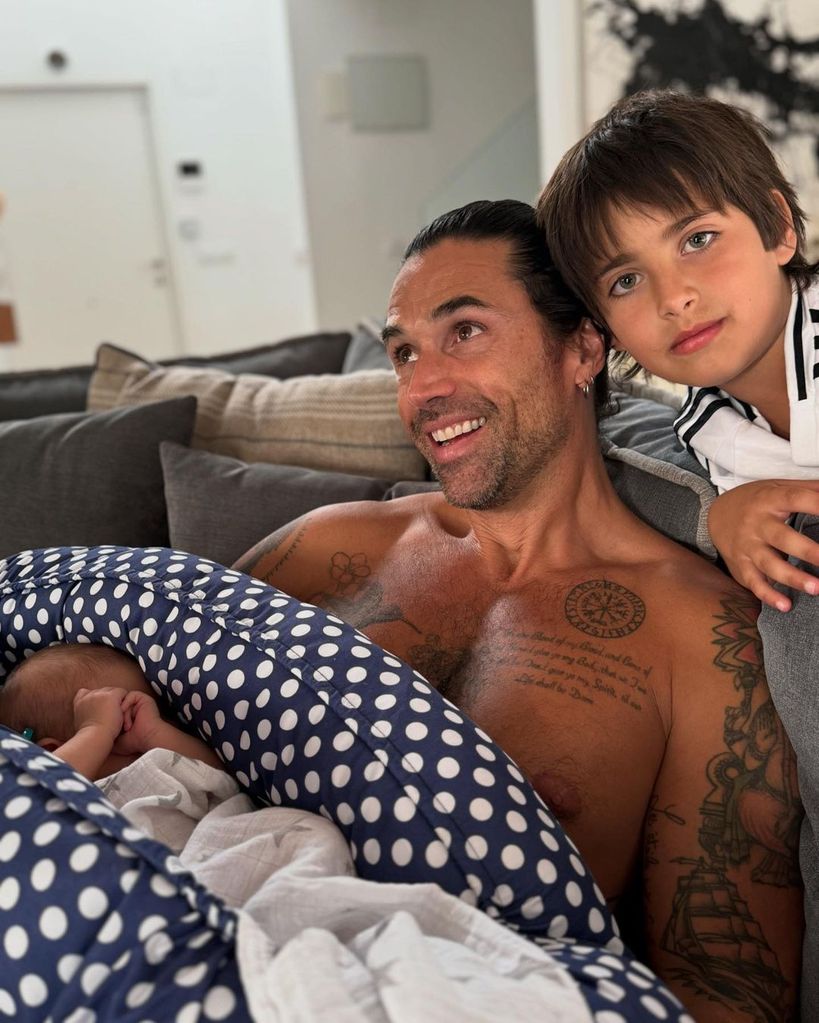 Matías y Marcelo no se separan ni un segundo de su bebé