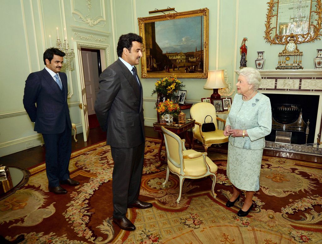 La reina Isabel II con el emir de Catar y su hermano, el jeque Joaan