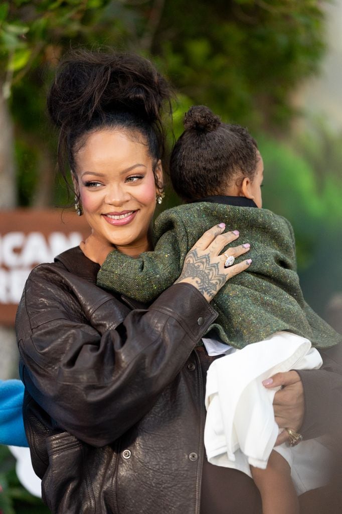 Rihanna con su hijo Riot Rose Mayers.