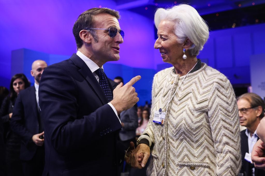 Emmanuel Macron con la presidenta del Banco Central Europeo, Christine Lagarde, en Davos, Suiza