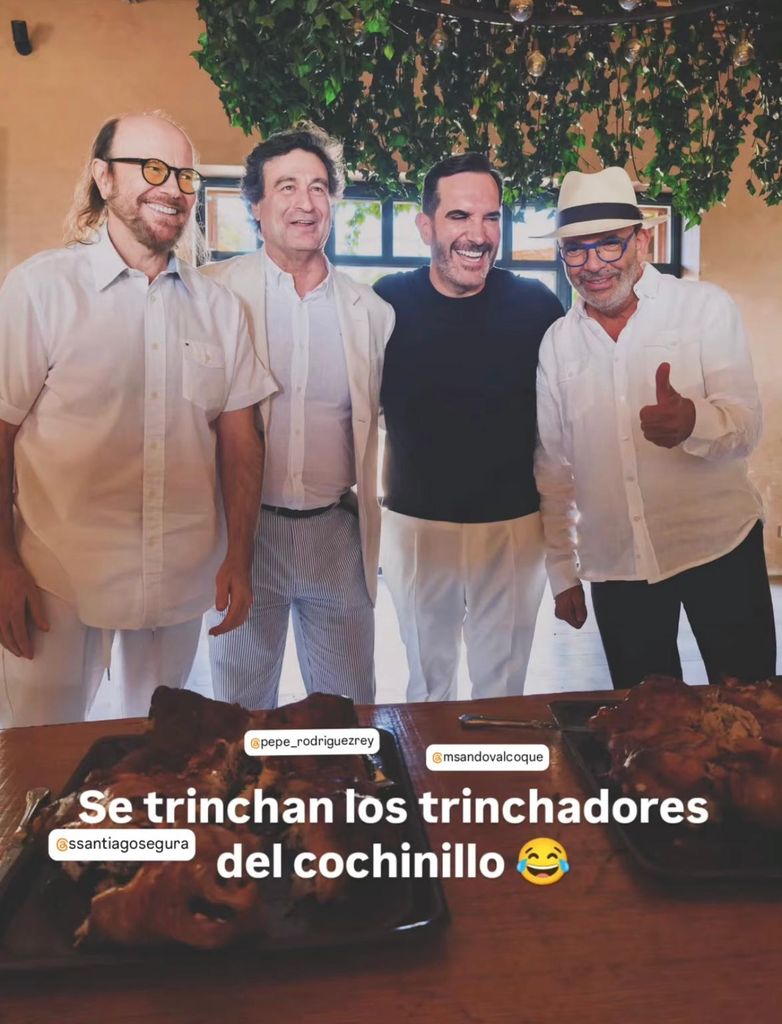 El novio con sus amigos en las bodas de plata