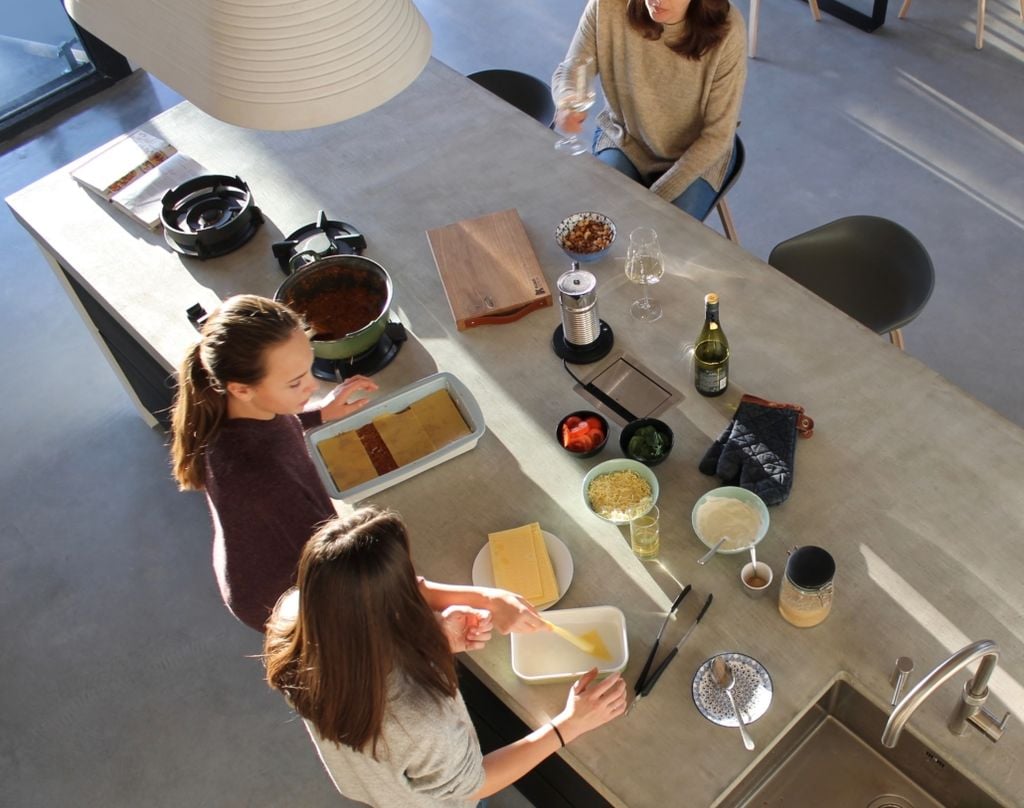 Amigas cocinando en una encimera con fogones integrados