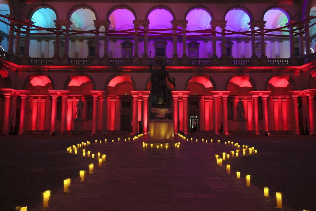 Decoración con velas que conducía a las salas donde se celebró el desfile.