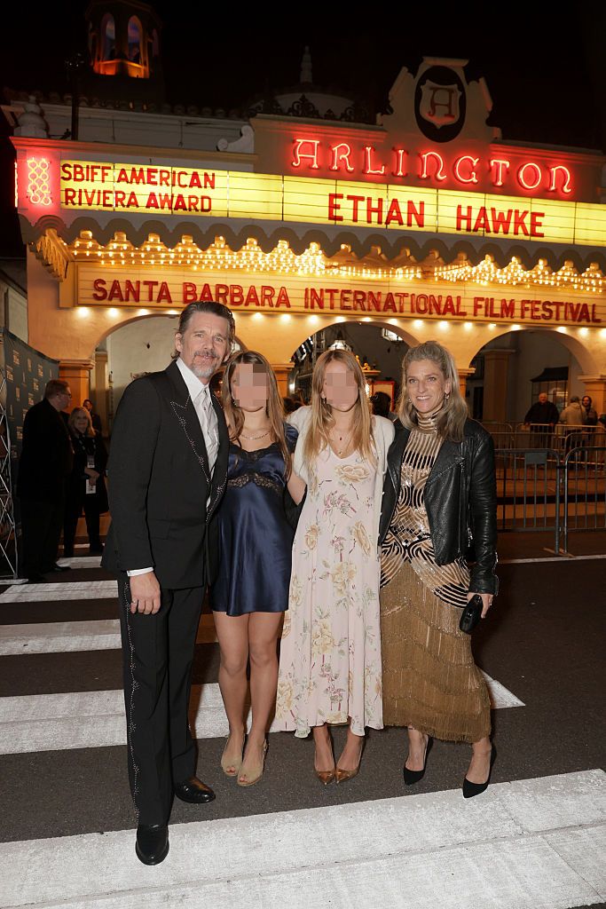  Ethan Hawke y su esposa Ryan junto a sus dos hijas, Indiana y Clementine