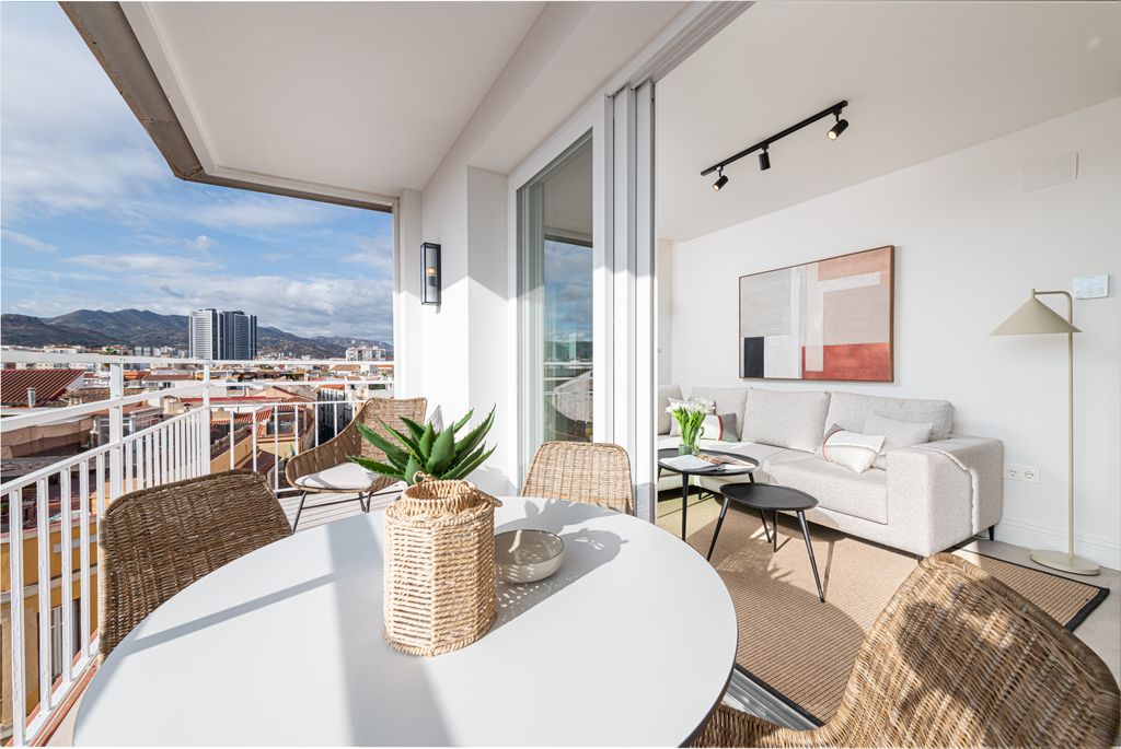 Terraza de un ático con comedor de exterior