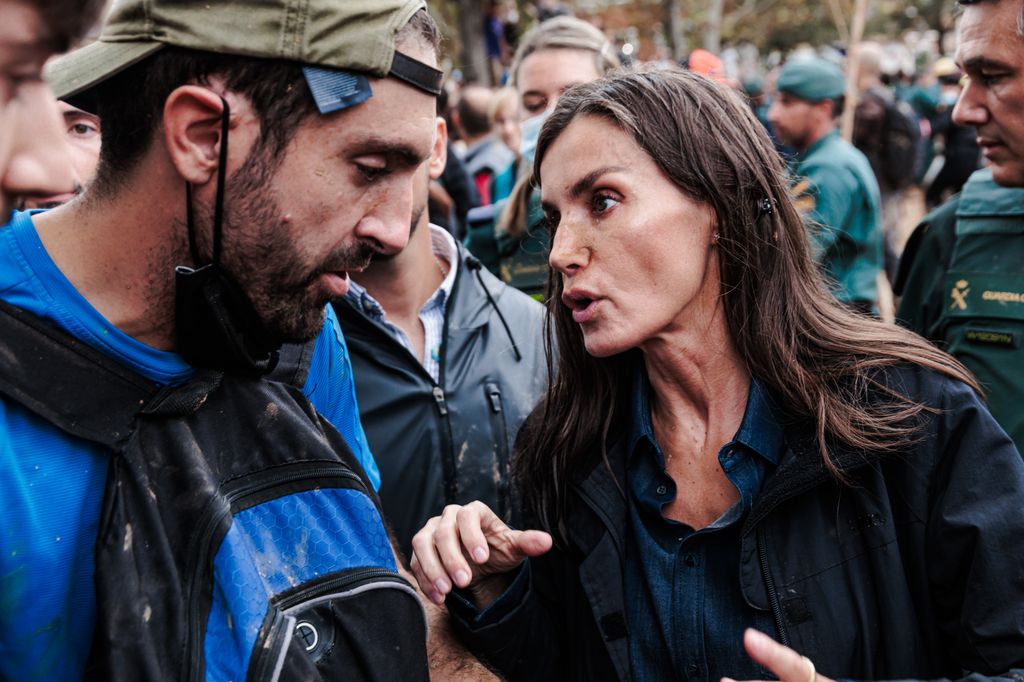 La reina Letizia hablando con un vecino de las zonas afectadas por la DANA