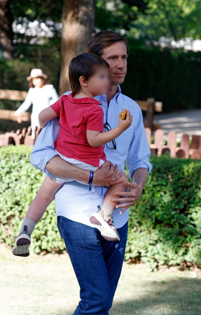 Felipe Cortina junto a su primogénito
