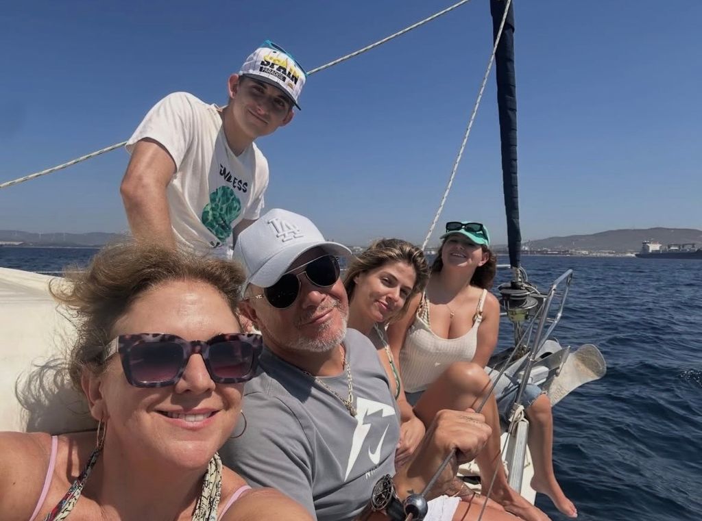 Alejandro Sanz y Stephanie Cayo, junto a unos amigos, en Algeciras
