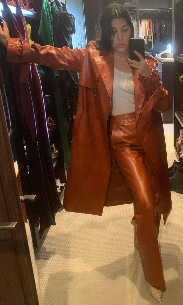 kourtney kardashian apuesta por el abrigo largo de cuero en color marr n
