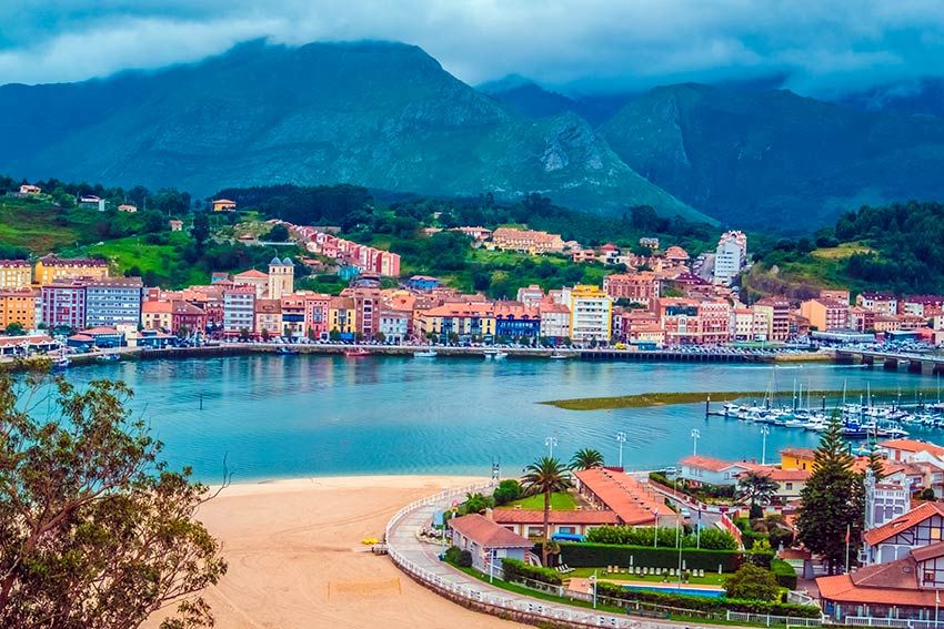 Vista de Ribadesella y la ría, Asturias