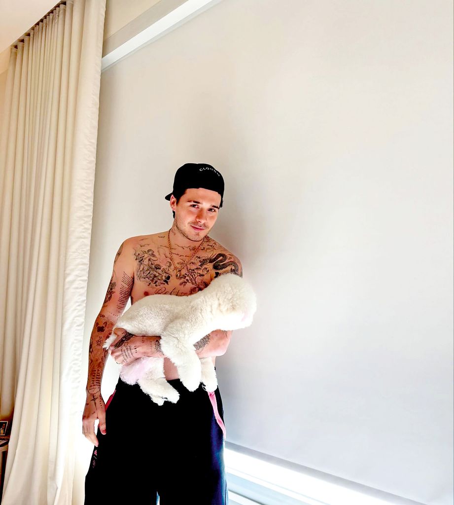 Brooklyn Beckham y los tatuajes que decidió borrar en honor a sus padres