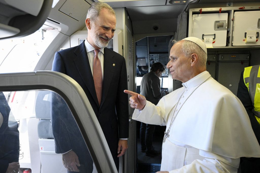 Momento en el que el Rey ha acudido a buscar al Papa en el avión averiado