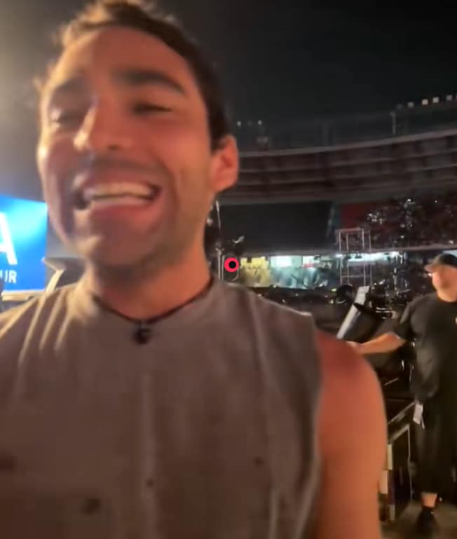 Tarik atendiendo a los fans de Shakira