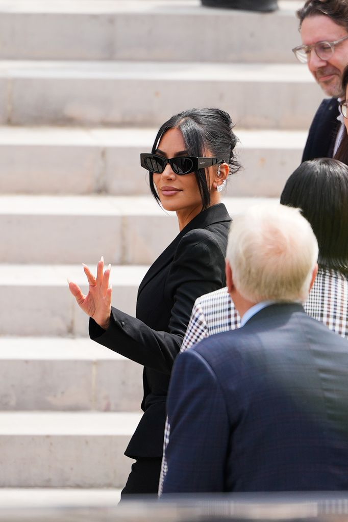 Kim Kardashian es fotografiada a su llegada al Palacio de Justicia en París, para testificar en el robo contra su persona en 2016.