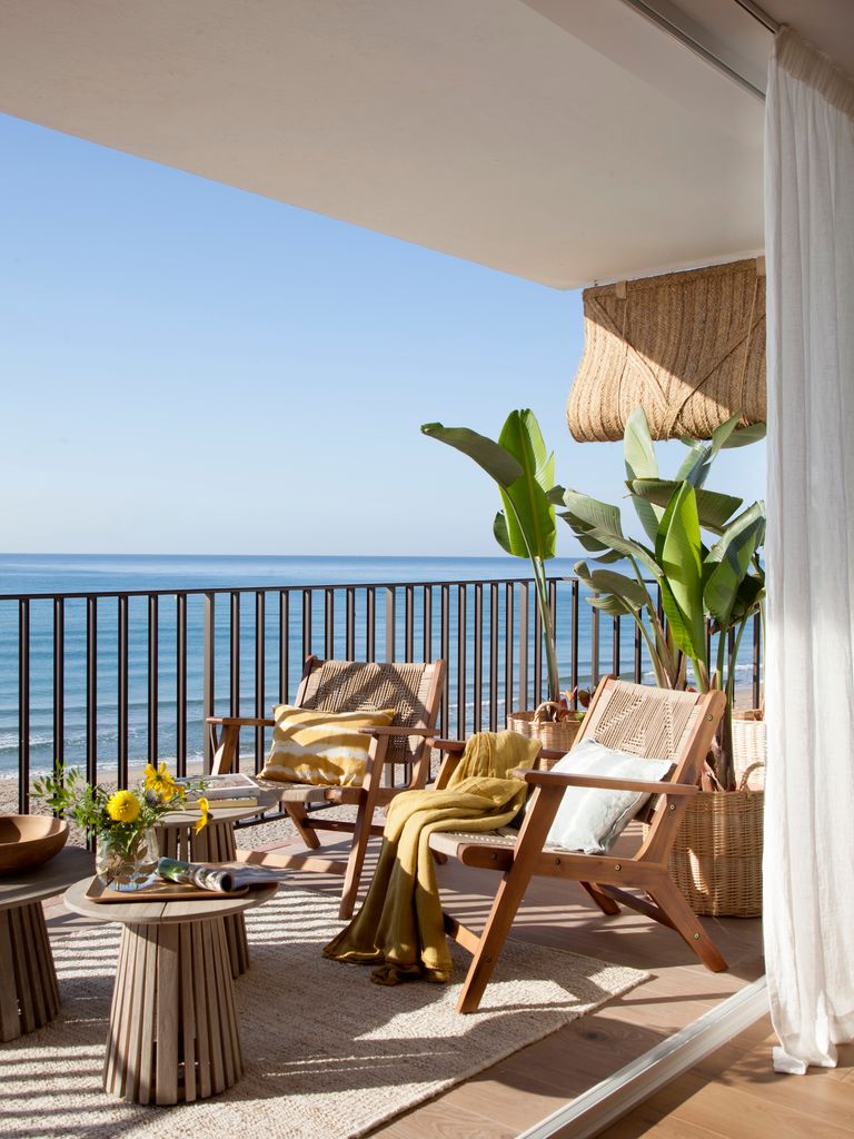Terraza con plantas grandes.  