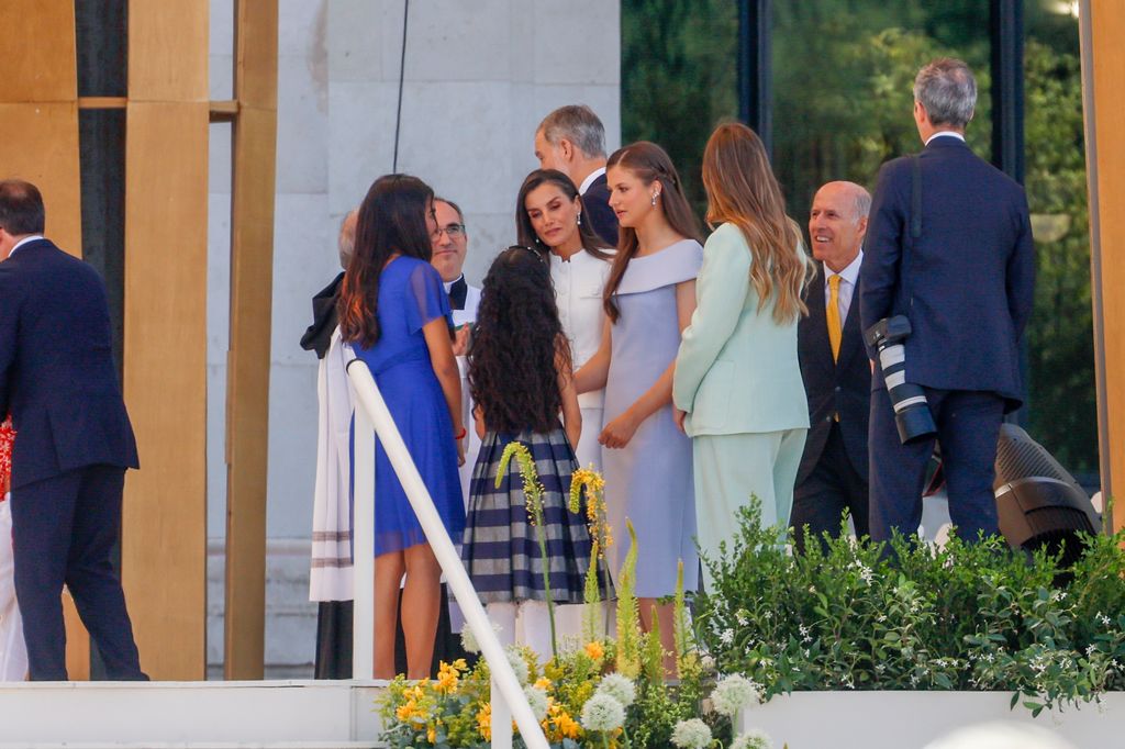 La Familia Real conversa con las familias tras la misa de Cibeles