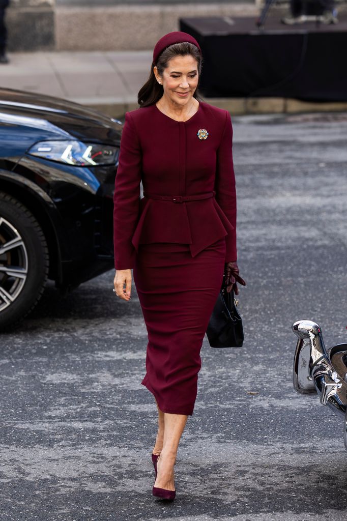 Los accesorios fueron clave para elevar el look de Mary de Dinamarca.
