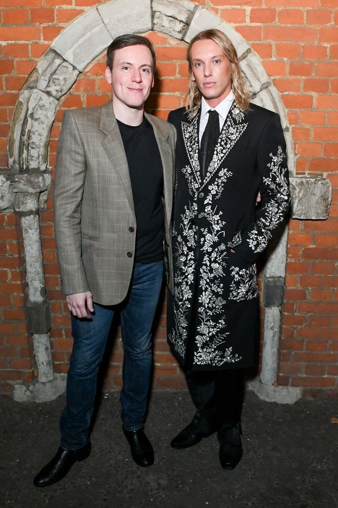 Seán Mcgirr y Jamie Campbell Bower en el backstage del desfile de McQueen Spring Summer 2027 durante London Fashion Week en el 2026.