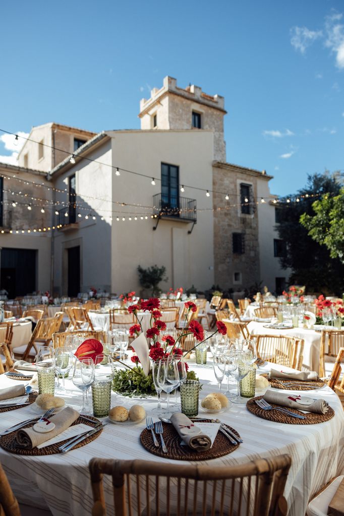 Mesas de boda con claveles rojos, gerberas y anturium